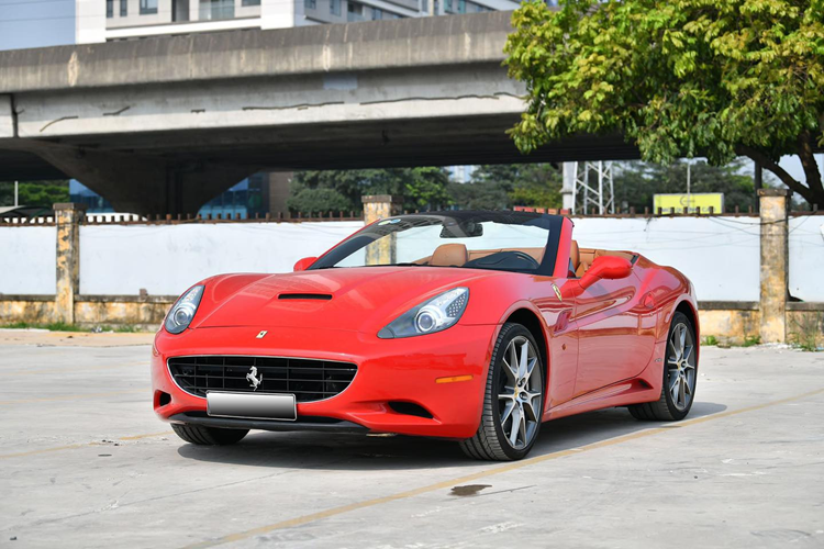 Dai gia Dang Le Nguyen Vu lai tau Ferrari California hon 10 ty-Hinh-8