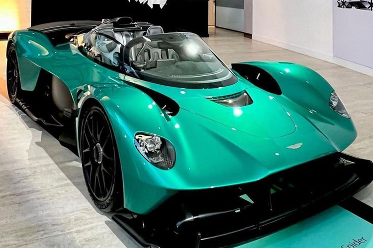 Sieu dai gia chi gan 80 ty dong mua Aston Martin Valkyrie Spider mui tran-Hinh-7