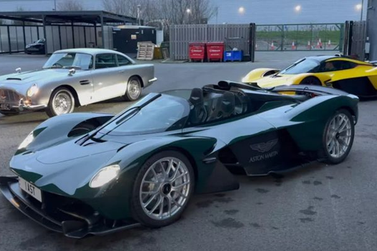 Sieu dai gia chi gan 80 ty dong mua Aston Martin Valkyrie Spider mui tran