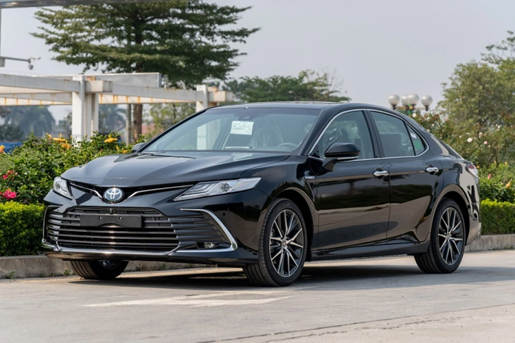 Toyota Camry duoc giam den 70 trieu dong