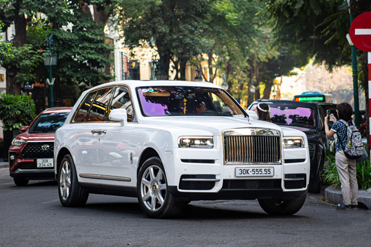 Xem Rolls-Royce Cullinan duoc vi nhu biet thu di dong-Hinh-2