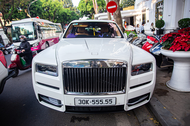 Xem Rolls-Royce Cullinan duoc vi nhu biet thu di dong-Hinh-3