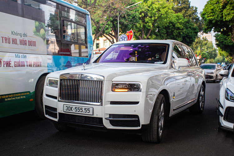 Xem Rolls-Royce Cullinan duoc vi nhu biet thu di dong-Hinh-4