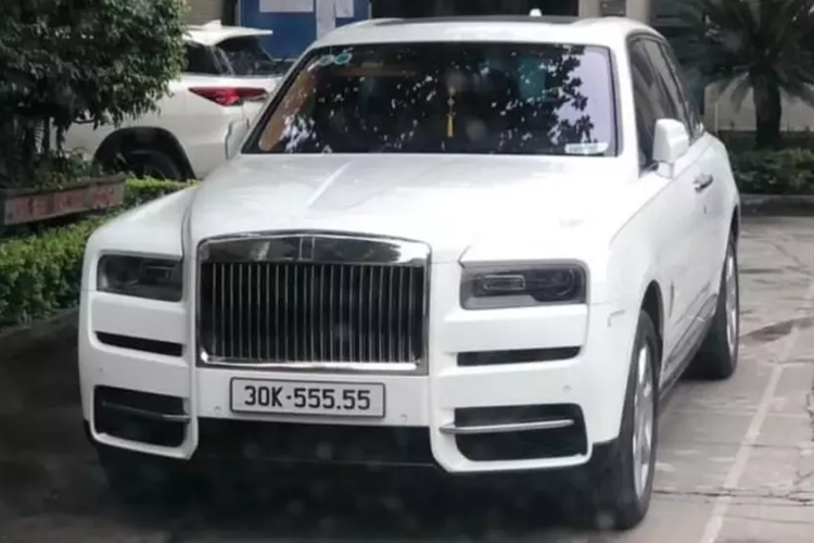 Xem Rolls-Royce Cullinan duoc vi nhu biet thu di dong