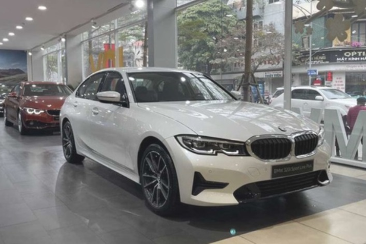 Loat xe sang BMW 3-Series doi cu duoc giam gia sau-Hinh-3