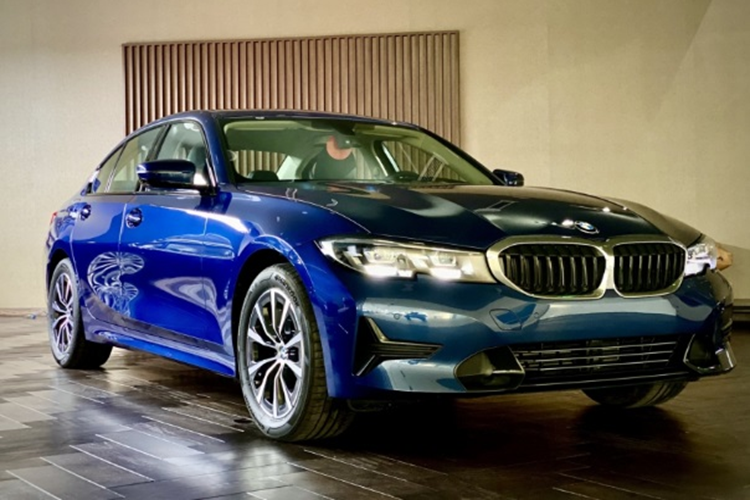 Loat xe sang BMW 3-Series doi cu duoc giam gia sau