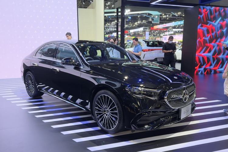 Mercedes-Benz E-Class 2024 duoc phan phoi voi 2 phien ban