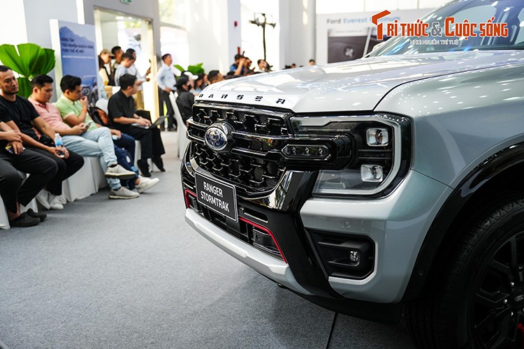 Gia Ford Ranger Stormtrak 2024 moi van lap lo, chua ro rang-Hinh-3