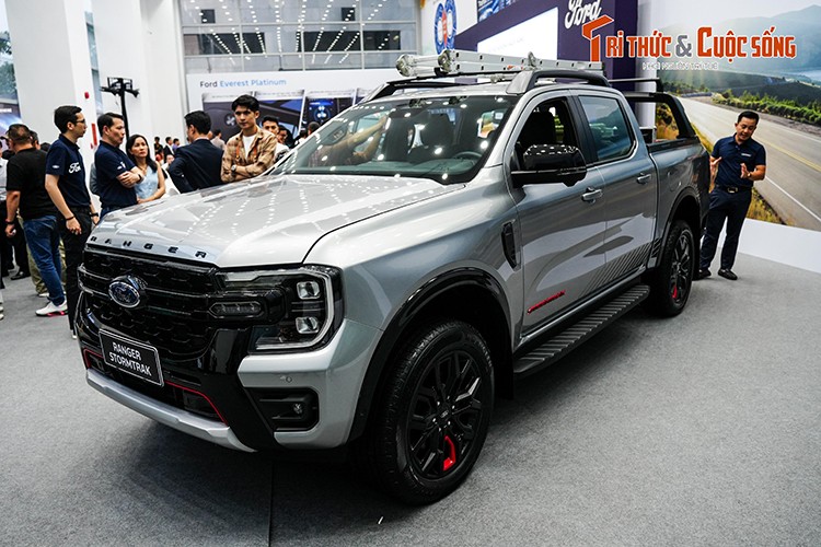 Gia Ford Ranger Stormtrak 2024 moi van lap lo, chua ro rang