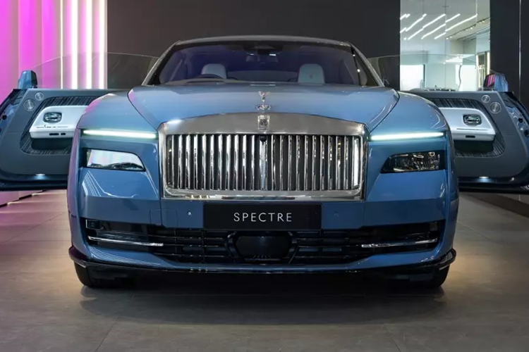 Dai gia Viet sang dai ban doanh Rolls-Royce xem Spectre