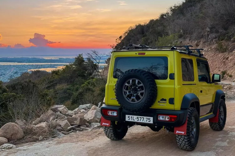 Dai gia Binh Duong chi tien mua Suzuki Jimny gia re de trai nghiem-Hinh-4