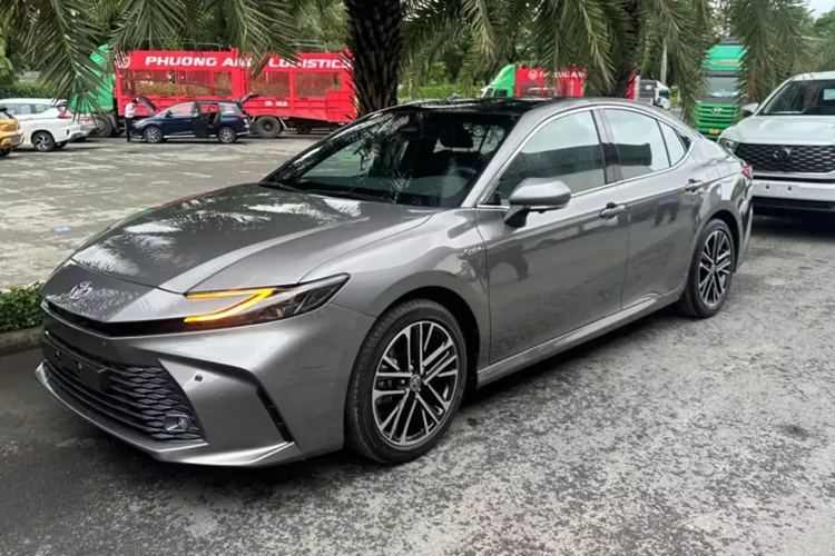 Chi tiet Toyota Camry 2025 dau tien ve Viet Nam