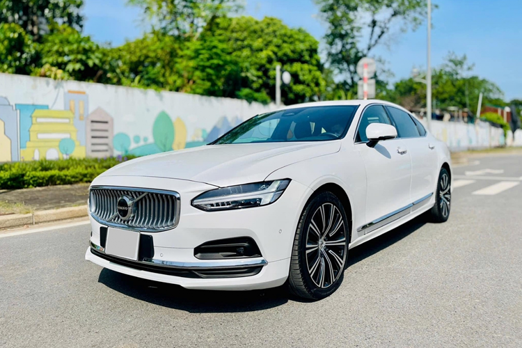 Volvo S90 LWB chay 2 nam gia con 1,85 ty dong