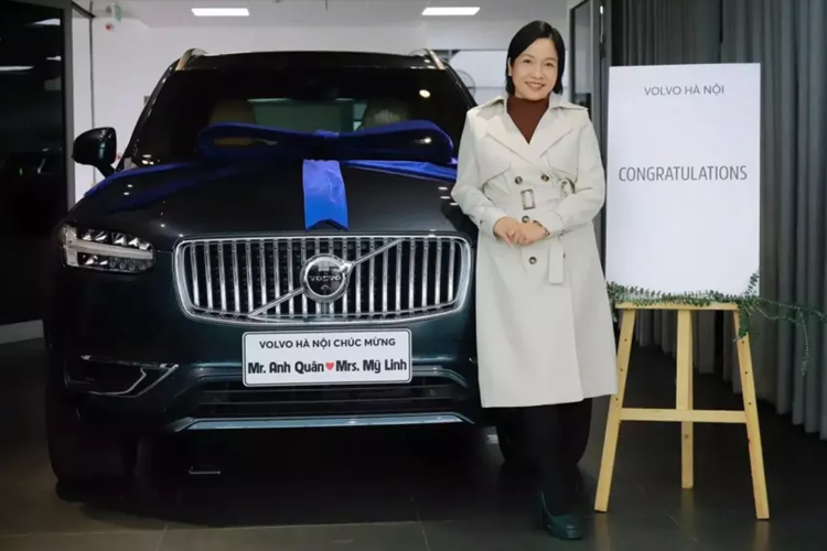 Vo chong ca si My Linh sam Volvo XC90 moi hon 4,3 ty