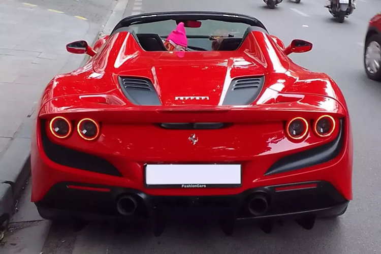 Hot girl toc do cam lai Ferrari F8 Spider bac ty o Ha Noi-Hinh-2