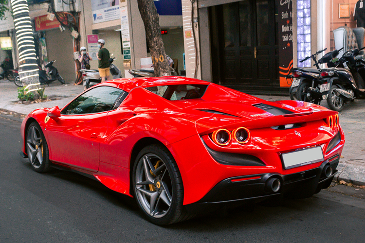 Hot girl toc do cam lai Ferrari F8 Spider bac ty o Ha Noi-Hinh-7