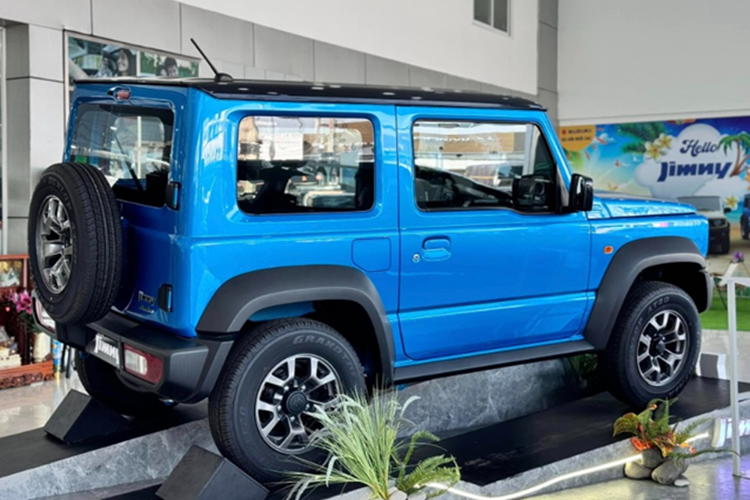 Suzuki Jimny bat ngo giam 100 trieu dong tai Viet Nam-Hinh-2