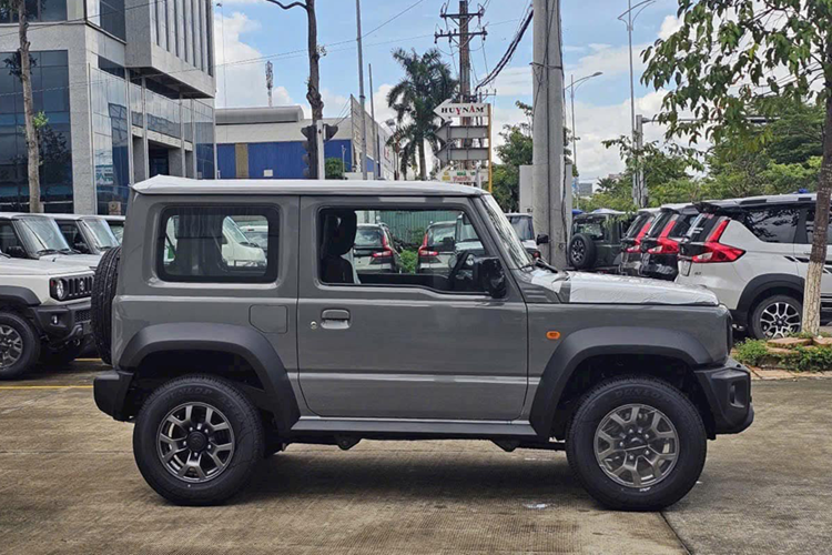 Suzuki Jimny bat ngo giam 100 trieu dong tai Viet Nam-Hinh-7