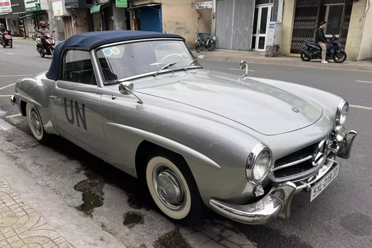 “Qua” Vu sap lo dien ca dan Mercedes-Benz 190 SL sieu hiem