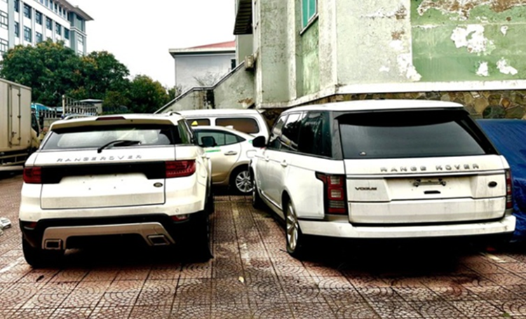 Chuan bi duoc dau gia lo xe Range Rover va Lexus sung cong quy