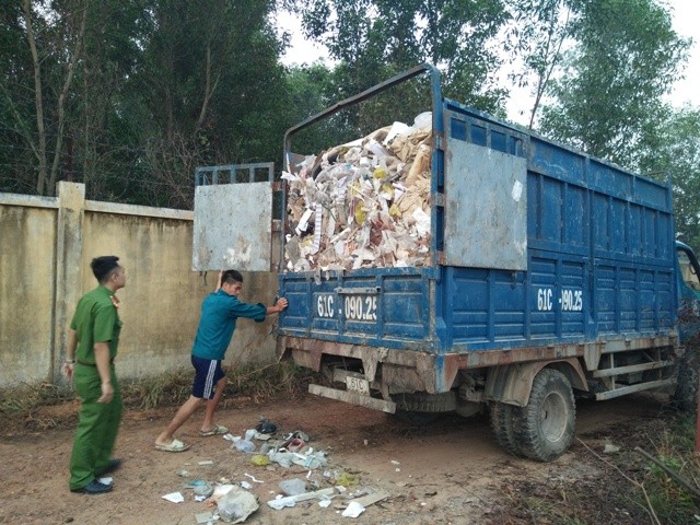 Bat qua tang 7 xe cho rac tu Binh Duong qua Dong Nai do trom