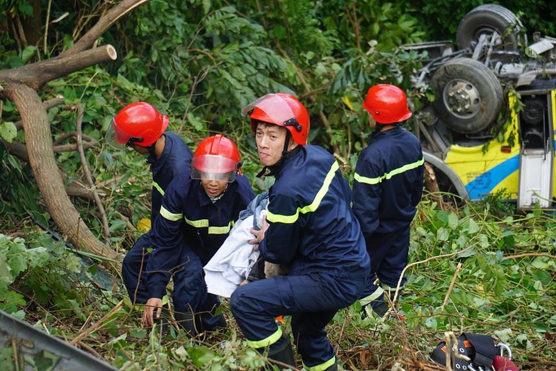 Xe khach cho sinh vien lao xuong deo Hai Van: Mot nan nhan tu vong