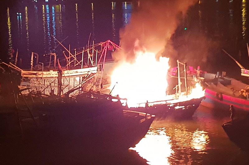 Da Nang: Tau ca dang neo dau bong nhien boc chay tren song Han