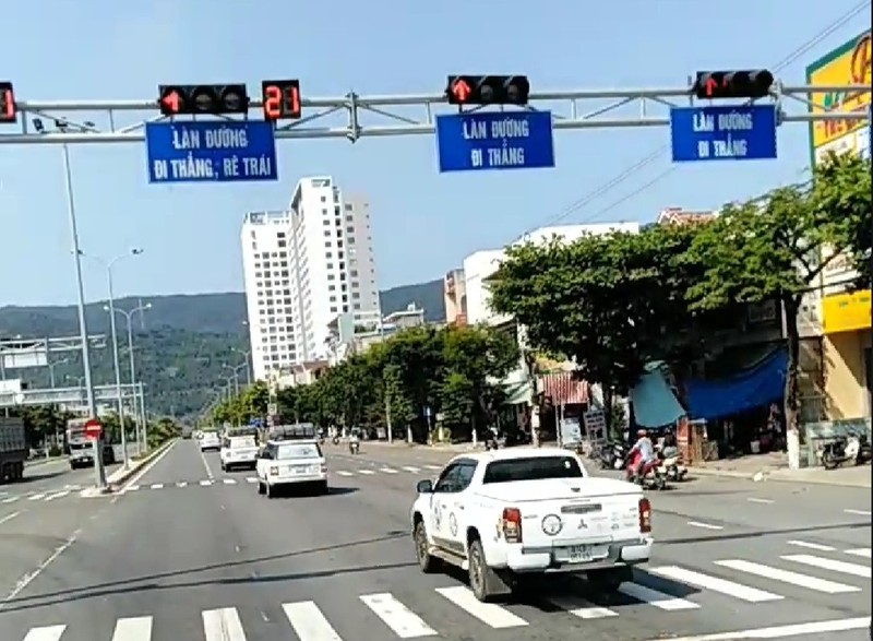 Doan xe Tap doan ca phe Trung Nguyen noi duoi nhau vuot den do