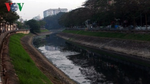 Nang nong, dan Thu do ngat tho voi mui hoi thoi o song To Lich-Hinh-6