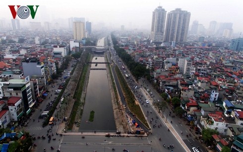 Nang nong, dan Thu do ngat tho voi mui hoi thoi o song To Lich