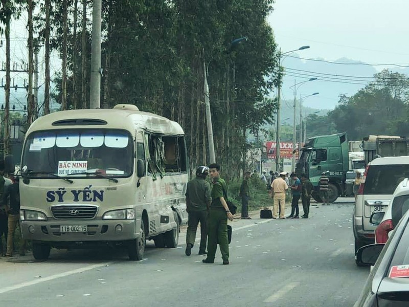 Xe dau keo va cham voi xe khach 5 nguoi thuong vong