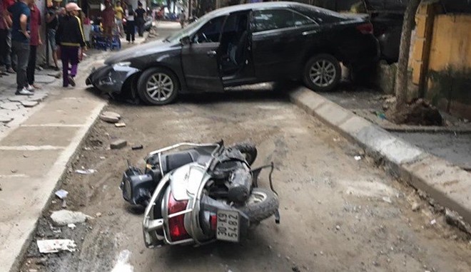 Ha Noi: Nu tai xe Camry lui xe dam vao xe may khien nan nhan tu vong