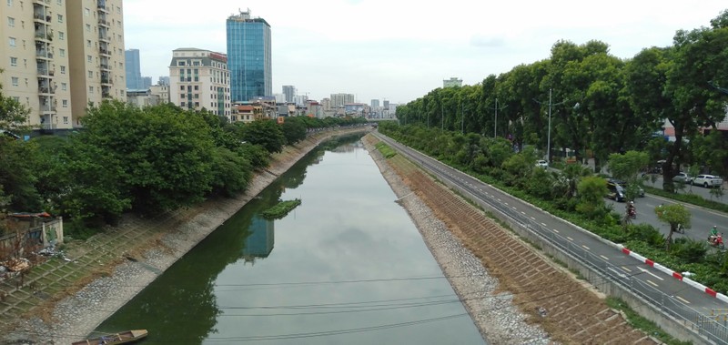 Hang tram nguoi do ra xem nuoc song To Lich bat ngo doi mau-Hinh-15