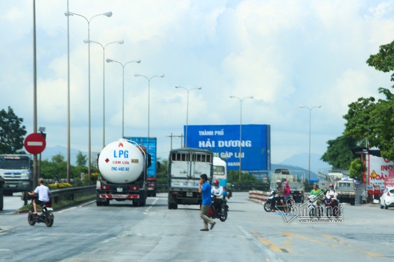 CSGT tiet lo nguyen nhan tai nan tham khoc o Hai Duong 6 nguoi chet-Hinh-8