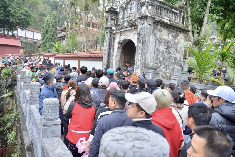 Hang nghin nguoi khai hoi chua Huong-Hinh-8