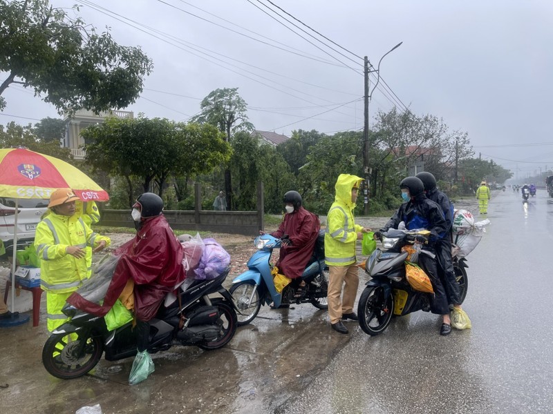 CSGT Thua Thien Hue doi mua tiep suc nguoi dan tro lai thanh pho sau Tet-Hinh-2