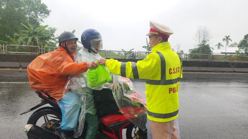 CSGT Thua Thien Hue doi mua tiep suc nguoi dan tro lai thanh pho sau Tet-Hinh-6