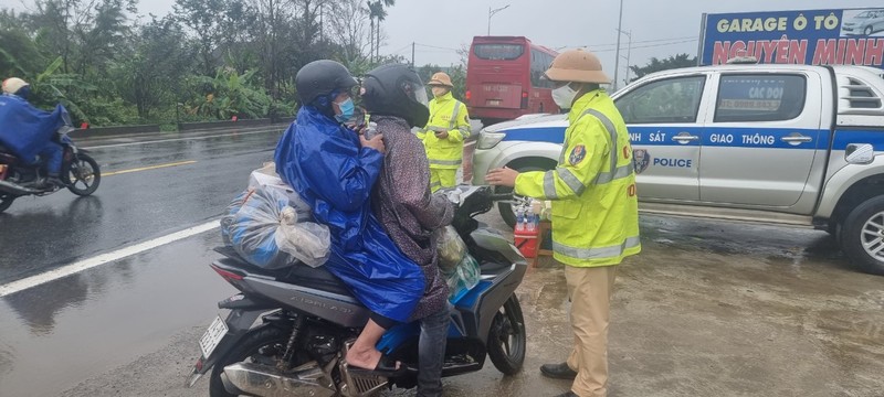 CSGT Thua Thien Hue doi mua tiep suc nguoi dan tro lai thanh pho sau Tet-Hinh-8