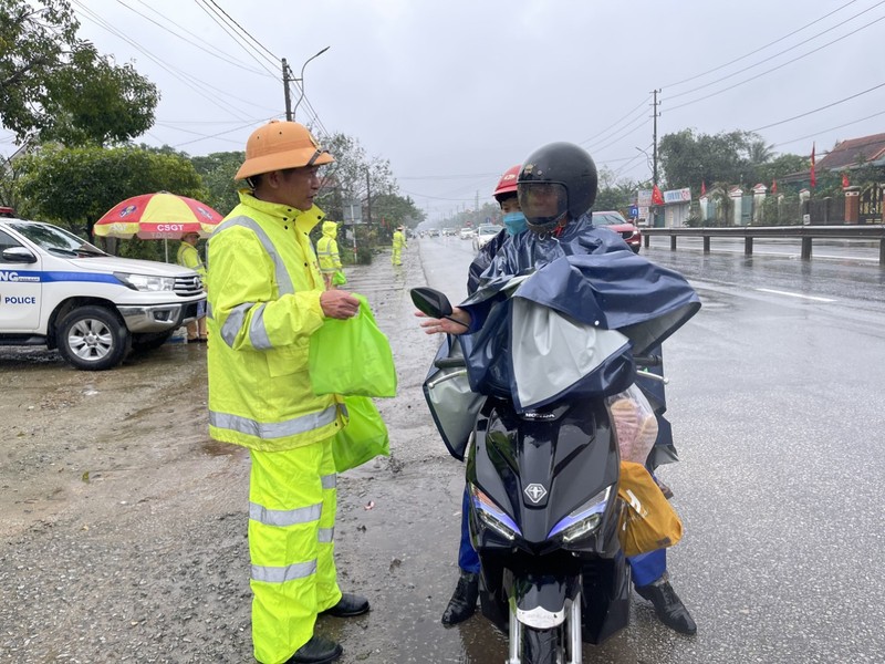 CSGT Thua Thien Hue doi mua tiep suc nguoi dan tro lai thanh pho sau Tet