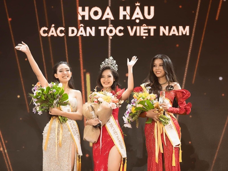 Can canh nhan sac cua Hoa hau Nong Thuy Hang