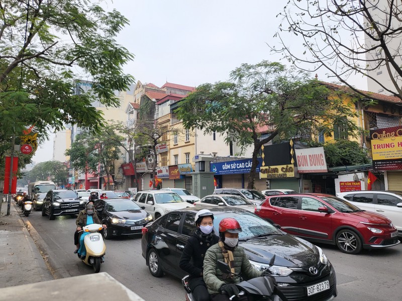 Nguoi dan tap nap di chua va cac khu di tich, duong pho Ha Noi un tac-Hinh-11