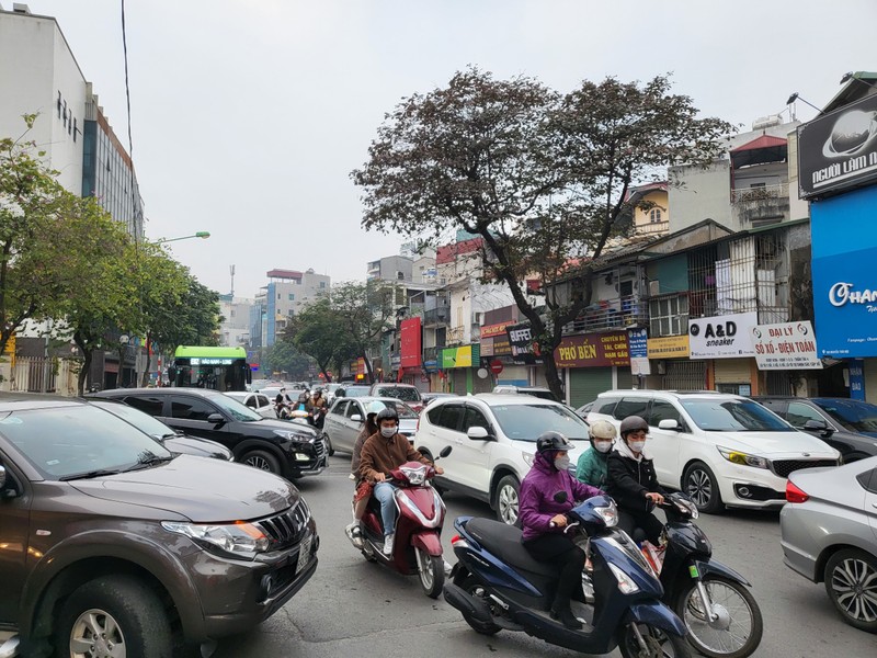 Nguoi dan tap nap di chua va cac khu di tich, duong pho Ha Noi un tac-Hinh-2