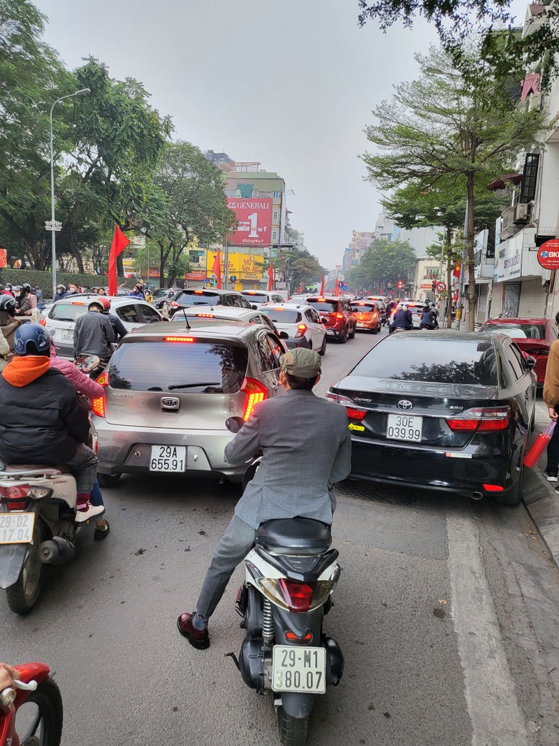 Nguoi dan tap nap di chua va cac khu di tich, duong pho Ha Noi un tac-Hinh-3