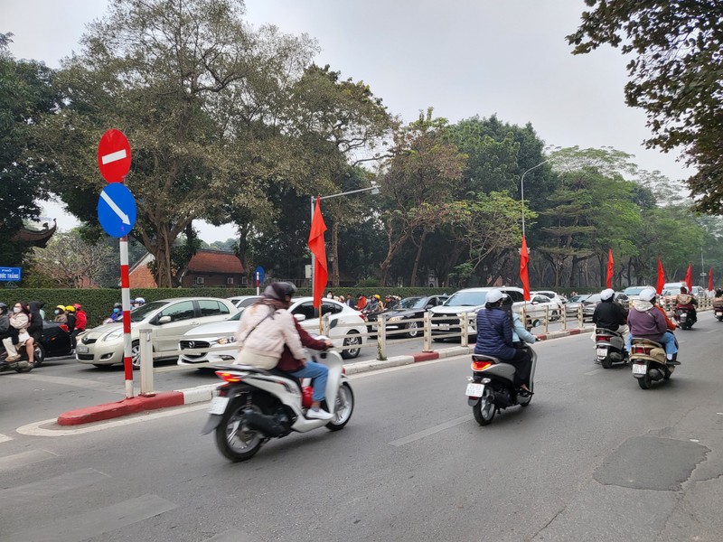 Nguoi dan tap nap di chua va cac khu di tich, duong pho Ha Noi un tac-Hinh-4