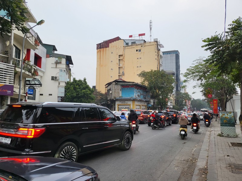 Nguoi dan tap nap di chua va cac khu di tich, duong pho Ha Noi un tac-Hinh-7