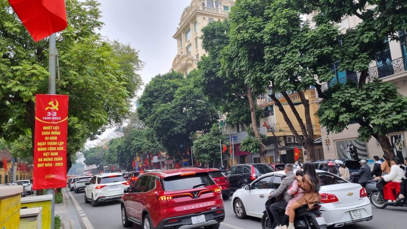 Nguoi dan tap nap di chua va cac khu di tich, duong pho Ha Noi un tac