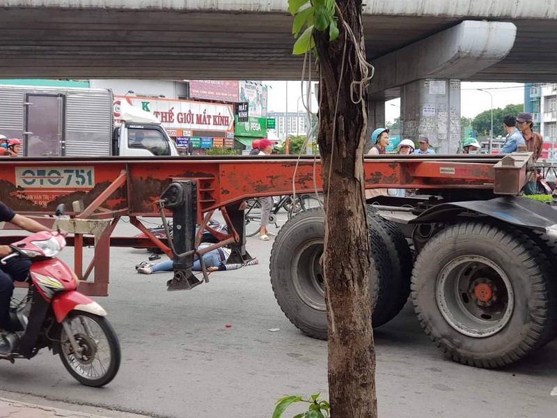 TP.HCM: Dang dung den do, doi nam nu bi xe dau keo tong trung, mot nguoi tu vong tai cho