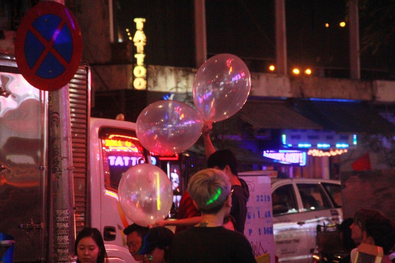 Can canh dan choi vo tu hut bong cuoi o pho Tay Bui Vien-Hinh-3