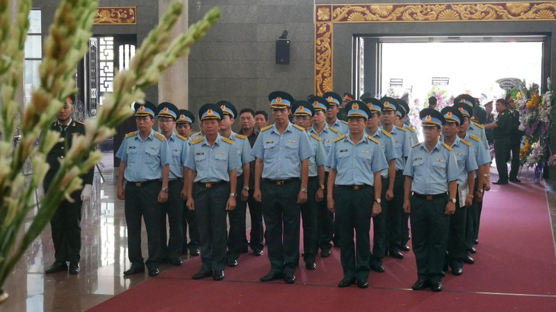 Hang nghin nguoi tien dua Anh hung Nguyen Van Bay ve voi dat me-Hinh-9