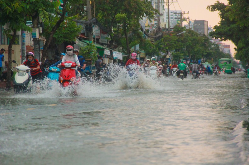 Can canh nhung noi kho cua nguoi Sai Gon khi trieu cuong dang cao 1,7 m